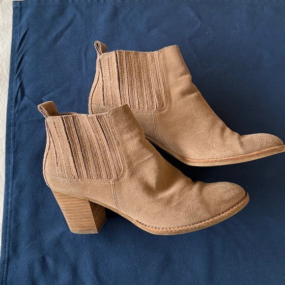 Dolce Vita Tan Suede,  Pull-on Bootie 8 1/2 - Picture 1 of 15